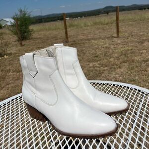 Seychelles under the stars western booties white 8. Worn once. NICE!